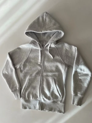 Russemerch ziphoodie - Säljer en zip hoodie från Russemerch i storlek S     Bra skick utan några defekter 