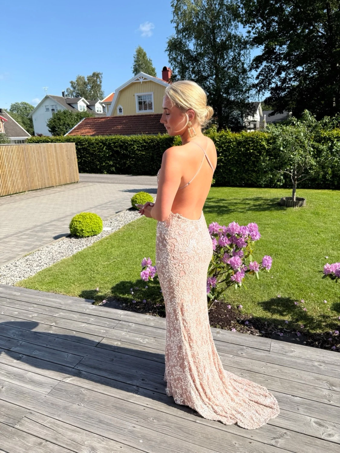 Champagnefärgad långklänning med öppen rygg - 1