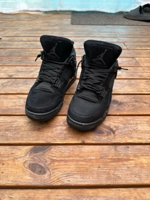  Jordan 4 Black cat - Säljer ett par  Jordan 4 Black cat. Använda=Ja, men inga slitningar inga hål, bara lite smuts som inte påverkar alls. Storlek 44. Pris är ej hugget i sten