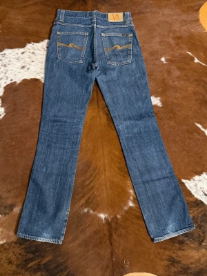 Nudie LowSlimJim Dry - Tjena! Säljer dessa riktigt snygga nudie LowSlimJim Dry, byxorna är ifrån tidigt 2000tal, nypris-1500ish, W28/L34 men passar L32 bättre, hör av dig vid funderingar!🙌