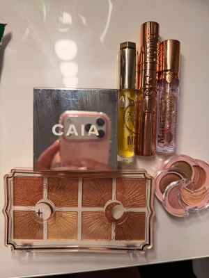 Sminkpaket med CAIA, Colorfish med mera - Detta sminkpaket innehåller: CAIA loose powder (lite använt, se bild) , Colorish ögonskuggspalett (aldrig använt) , Colorish ögonskugga (aldrig använt), mascara (aldrig använt) och två läppglans (helt nya) 