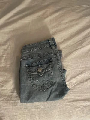 True religion jeans  - Har en gammal soja fläck på låret, ingenting som man tänker på eller syns tydligt, men om man tittar noga så ser man den. Väldigt fina? Fick de k julklapp 2024 och använde de bara början av året.