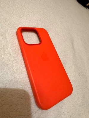 Korallfärgat skal iPhone 15 pro  - Rosa/guavafärgat/korallfärgat skal från Apple. Passar iPhone 15 pro och har MagSafe. Inte mycket använt men finns en liten skada enligt bild.