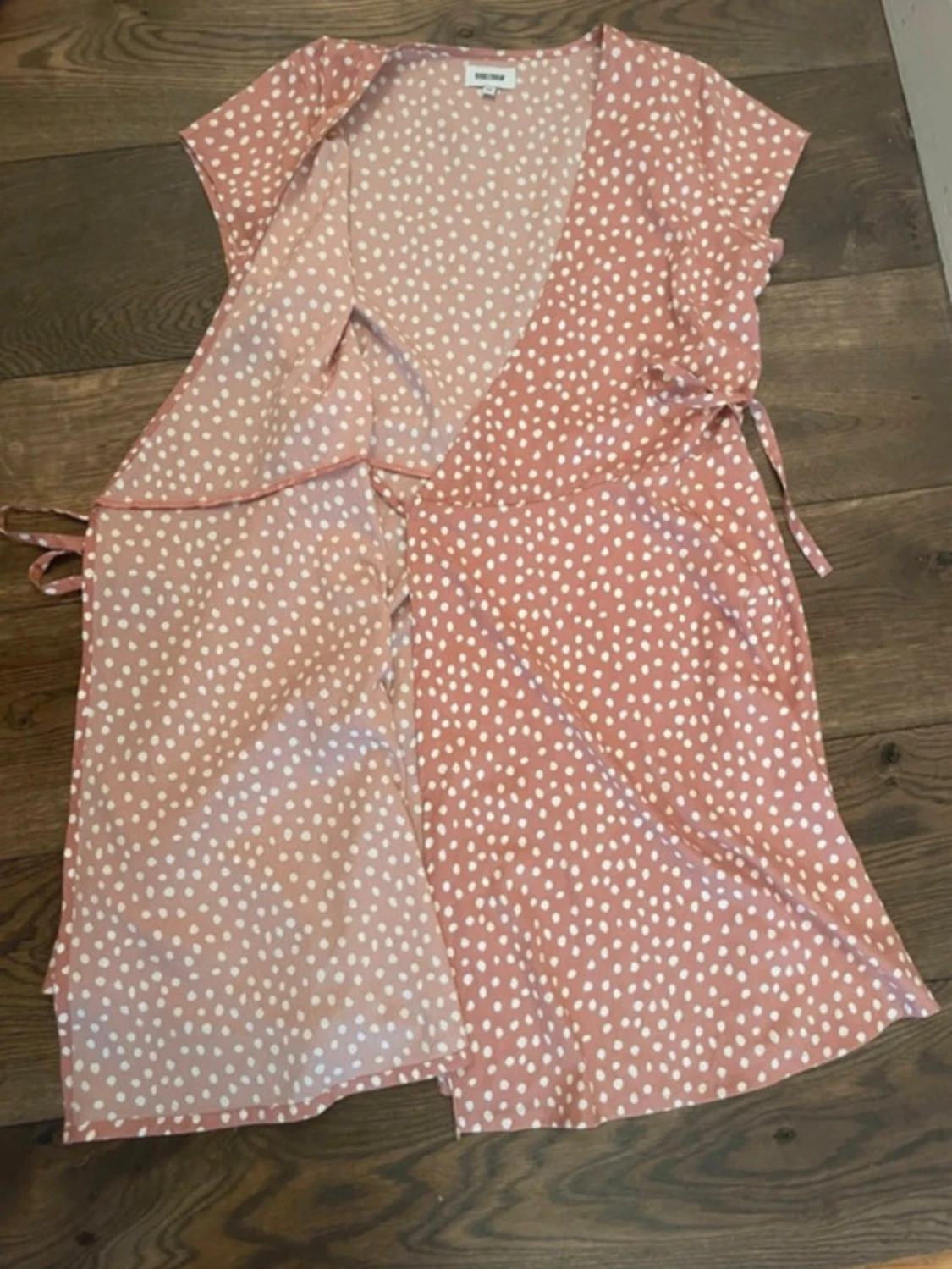 Rosa prickig omlottklänning Bubbleroom - 2