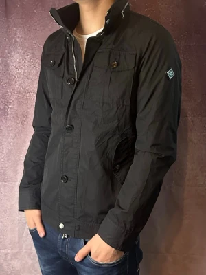 J.lindeberg field jacket bailey - Mycket fint skick | Size S (modellen är 188 cm 75 kg) | fraktar spårbart inom 24 timmar | för att köpa klicka ”köp nu” | vid frågor eller funderingar skriv ett meddelande | följare får bättre rabatter🙌