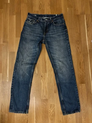 Mörkblå Vailent denim jeans  - Säljer ett par blå jeans med rak passform och klassisk vintage tvätt. Materialet är kraftig denim i bomull. Perfekta för en avslappnad och tidlös stil. Storlek W30 L32
