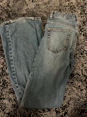 Blå raka jeans från 157 - Säljer ett par klassiska blå jeans från 157 med raka ben och femficksmodell. Jeansen har en snygg tvättad look och kontrastsömmar. Tillverkade i slitstark denim, perfekta till vardagsstilen.