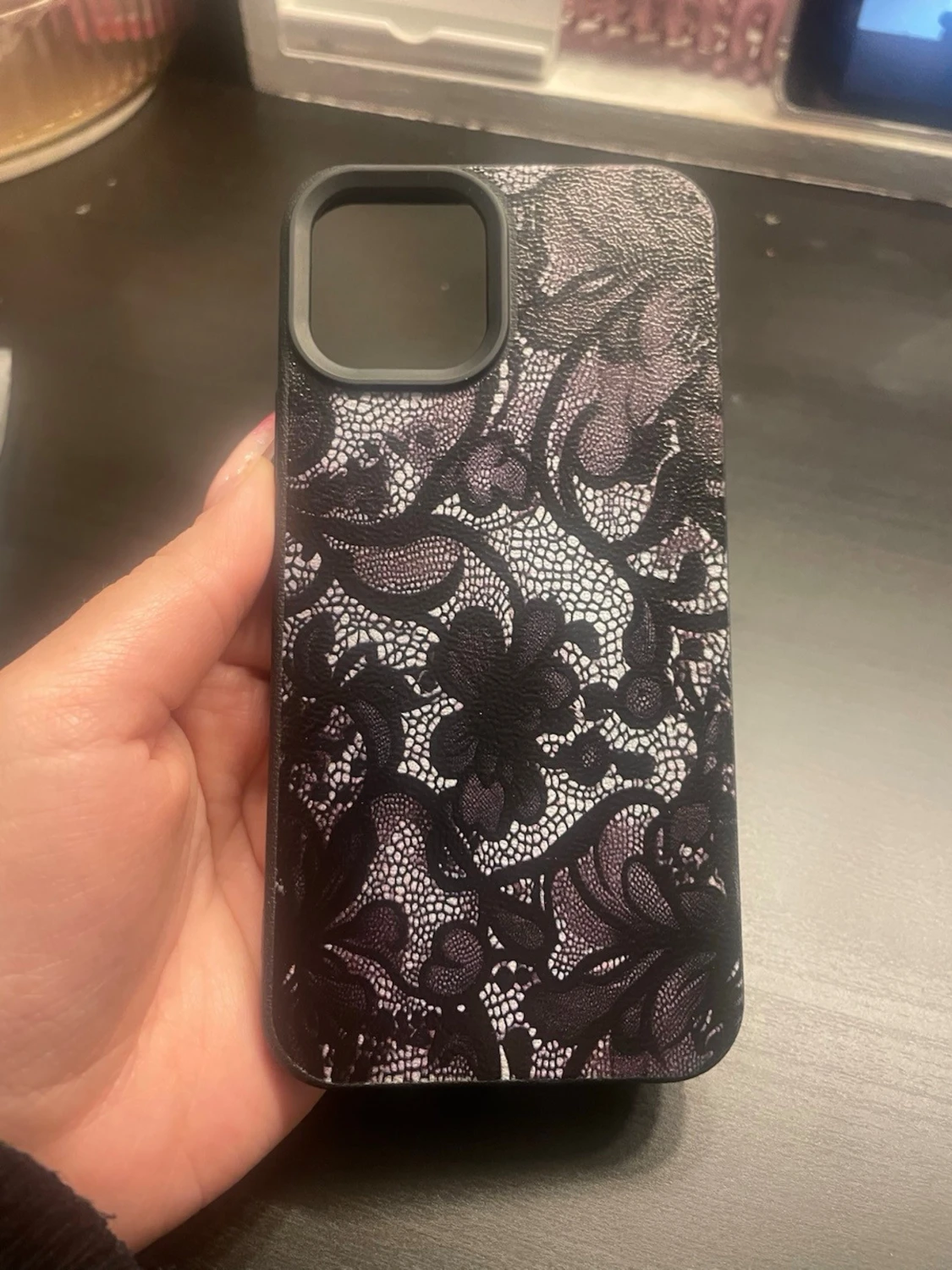 Svart mobilskal med spetsmönster