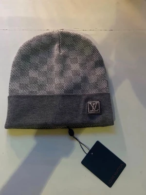 Grå mössa  - 📊Färg: Grå                                                              📏Storlek: onesize                                        ♻️Skick: 10/10, inga defekter                               🧵Material: Bomull