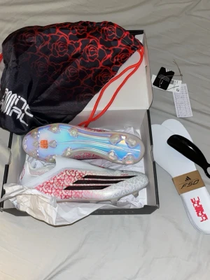 Lamine Yamal F50 Elite 43 1/3 - Tja säljer ett par tvär feta f50, ganska svåra att få tag på, säljer pga dem var för stora, nypris 3300kr!! Nån fråga ba o ställa!!