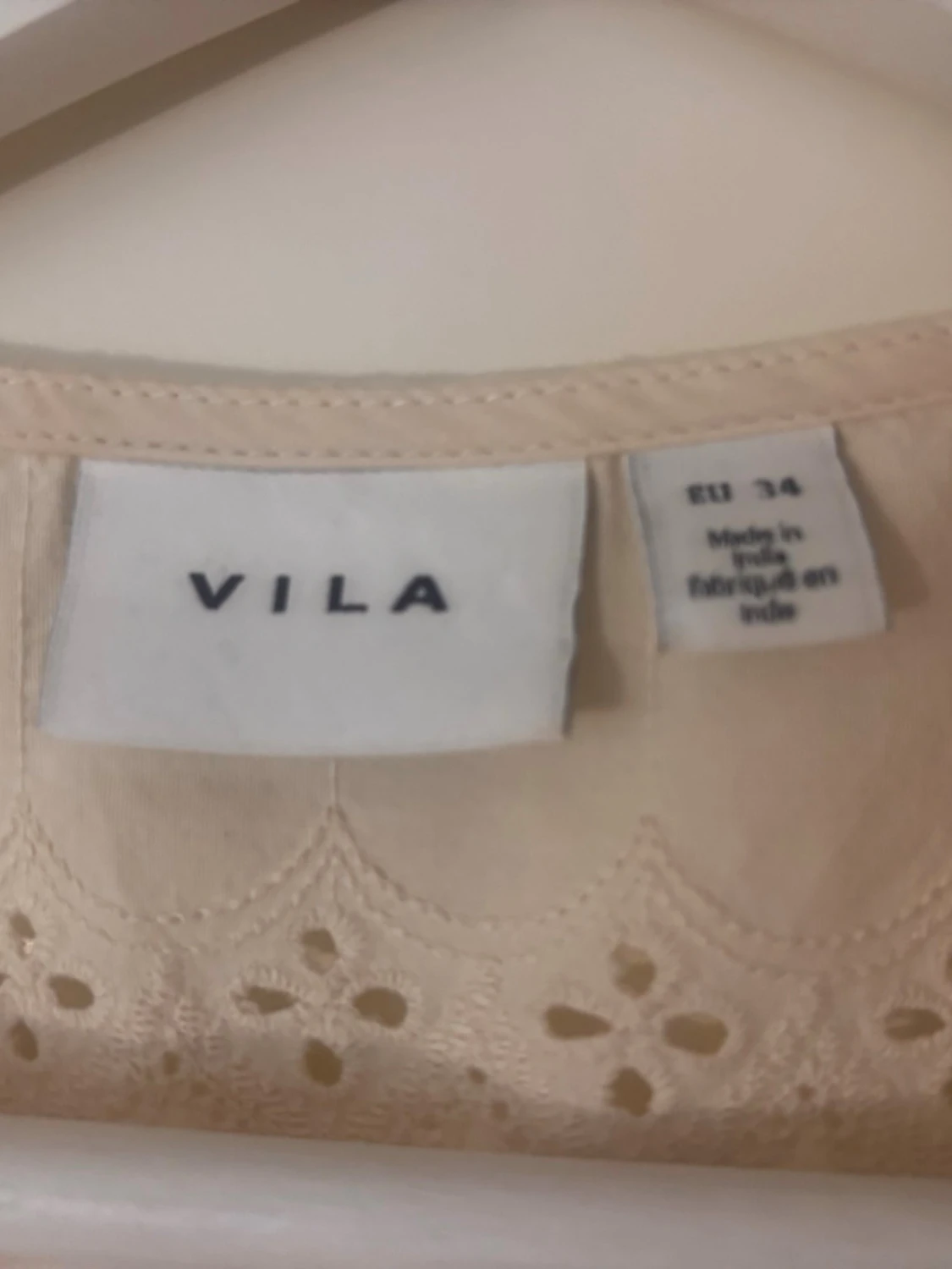 Beige blus med broderi från Vila - 1