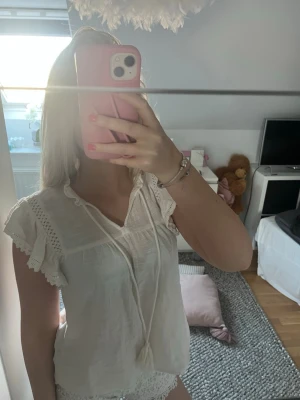 Vit blus med spets och knyt - Söt vit blus från only❣️