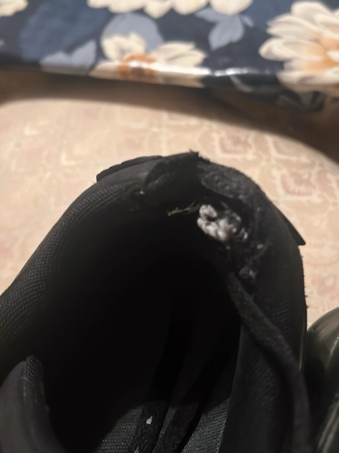 Svarta Nike Air sneakers med gulddetaljer