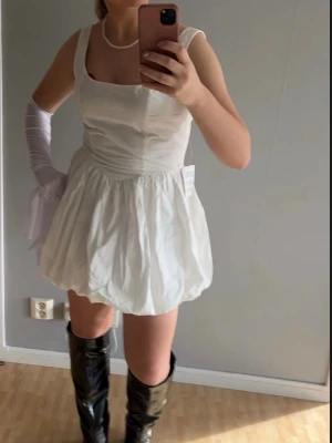 Vit kort klänning med ballongkjol - Vit klänning från ASOS, bara använd 1 gång! Passar perfekt till sommaren! 💓