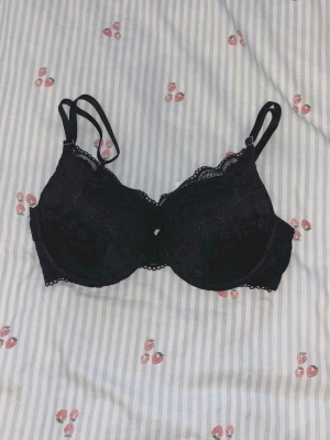 70D - BH Lindex 70D. Artikelnummer 3007900. Från Lindex. För stor för mig, därav försäljning🫶🏼 Så fin🤍