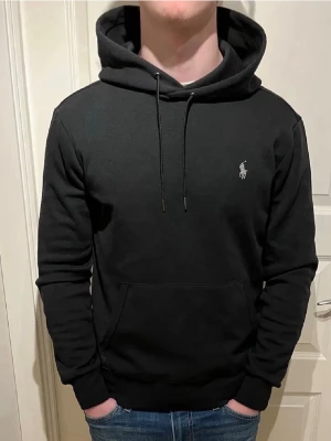 Ralph Lauren svart hoodie - Säljer en riktigt skön Ralph Lauren hoodie! | Mycket fint skick utan defekter! Endast lite damm som syns på bilderna, tas självklart bort! | Storlek S. | Ställ gärna frågor innan du köper!