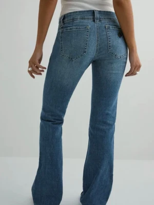 Super low waisted jeans från abrand - Abrand jeans. Skit snygga men håller på att rensa ut garderoben! Köpa för inte så längesen så därför är det inga defekter. Köpa för 1000kr. 