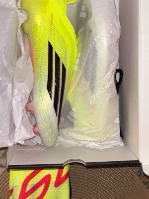 Adidas F50 Laceless elite storlek 43 1/3 - Använda 1 gång. Säljer för att d är för stora, låda, påse och andra tillbehör som man får med finns oxå.        Pris kan diskuteras 