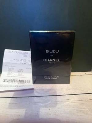 Bleu de Chanel Eau de Parfum - Bleu de Chanel Eau de Parfum Pour Homme från Chanel. Flaskan är mörkblå och rektangulär med stilren design och silverfärgade detaljer. En klassisk och elegant herrdoft i exklusiv förpackning, perfekt för dig som gillar lyxiga parfymer.