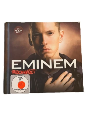 eminem CD/DVD - reconnect av eminem (limited edition) CD intervju & DVD dokumentär | mycket gott skick med ett fåtal repor på utsidan och skivorna är felfria + ett klistermärke på framsidan