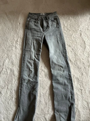 Grå jeans med slits från lager 157 - Säljer ett par grå jeans från 157 med raka ben och slitsar längst ner. Sälja pga ingen användning 💓