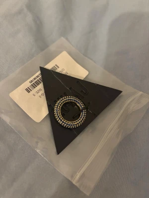 LUV AJ Pave Amalfi Ring Guld Blå - Snygg ring från LUV AJ i guld med blå safirfärgade stenar runt hela ringen. Modellen heter Pave Amalfi Ring och har en elegant, cirkelformad design som verkligen sticker ut.