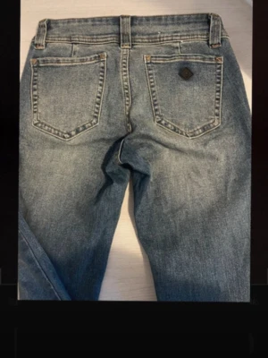 Abrand jeans 00s super low flare - Säljer ett par lågmidjade Abrand jeans. Aldrig använt bara testat. Original pris: 1000kr 