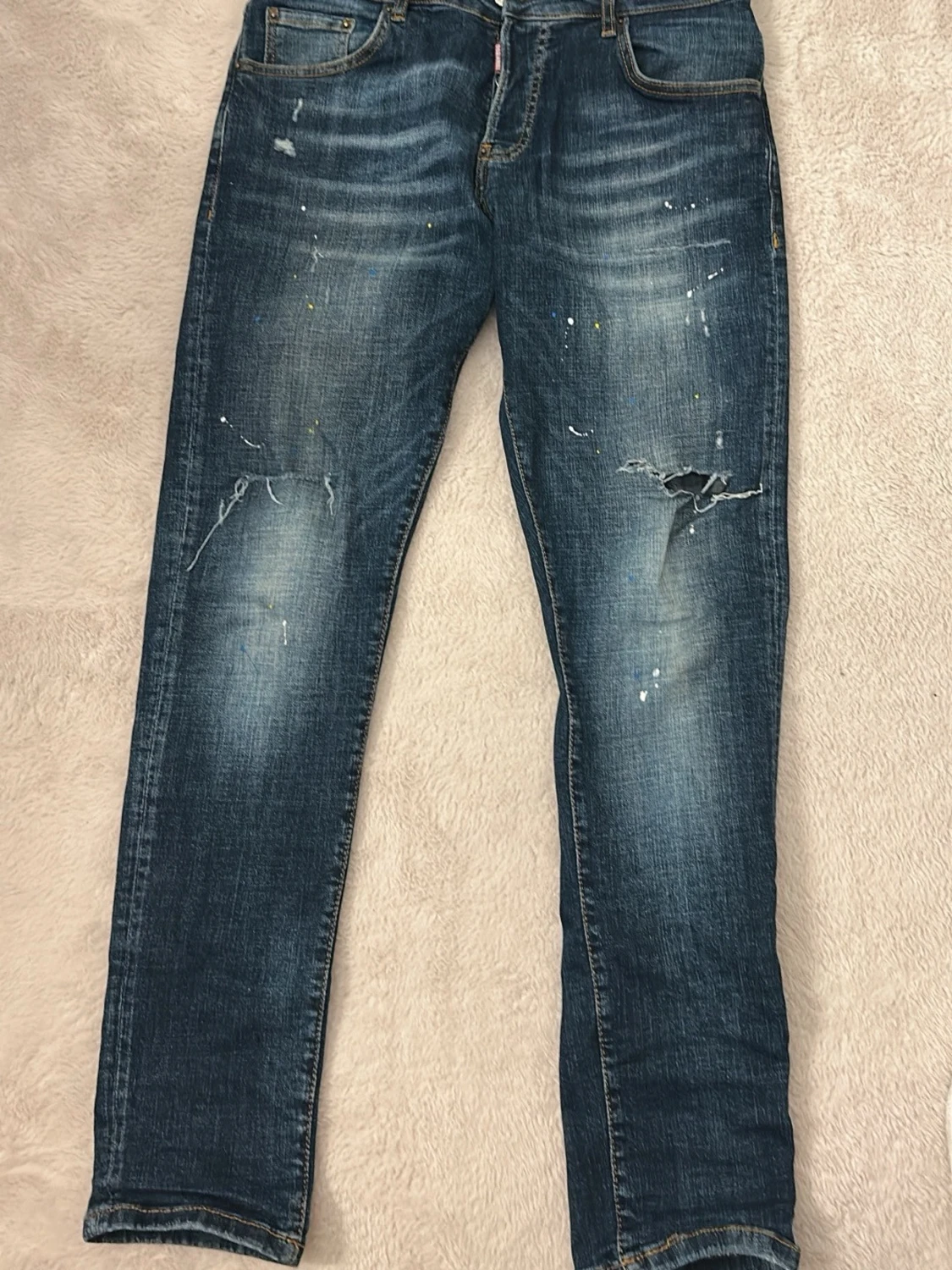 Blå distressed jeans med färgstänk
