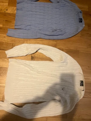 2 Vit kabelstickad tröja från GANT - .storlek XS väldigt tajt rekommenderar för killar OCH tjejer säljer för är way för tight på mig. Köpte från gränbycentrum för 650 kr var.