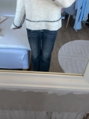 Mörkblå bootcut jeans med kontrastsömmar - Säljer ett par mörkblå bootcut jeans med snygga kontrastsömmar och detaljerade bakfickor. Jeansen har en klassisk femficksmodell och lätt slitningar framtill för en cool look. Perfekta till en avslappnad outfit. Och såklart kan pris diskuteras!💕🫶🙌