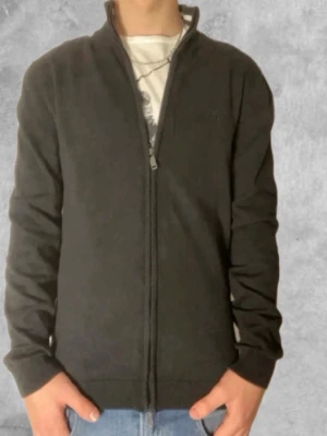 Svart ziptröja från McNeal - Zip tröja | storlek: M | märke: McNeal | skick: mycket bra | bara att kontakta vid frågor!🤩