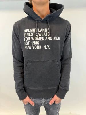 Helmut Lang Hoodie  - Hej! Säljer nu denna väldigt snygga och sällsynta Helmut Lang Hoodie! Storlek M,  Sällsynt model som inte längre säljs i butik! 