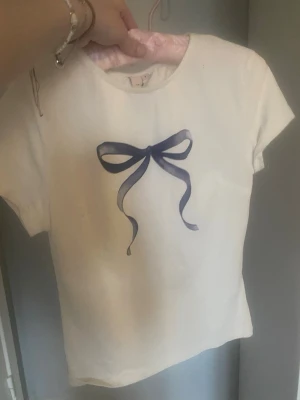 Söt topp från Nelly - Säljer denna söta tshirt från Nelly, ganska ny och använd 2-3 gånger. 