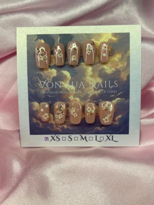 Sakura (XS);Short Ballerina - Handgjorda press-on naglar i rosanude färg med vita och rosa sakura-blommor samt gröna blad. Naglarna har en kort, ballrinaform och detaljerade sakura motiv. Perfekt för dig som vill ha en unik och kreativ nageldesign.XS: 14 mm, 11 mm, 11,5 mm, 10 mm, 8 mm 