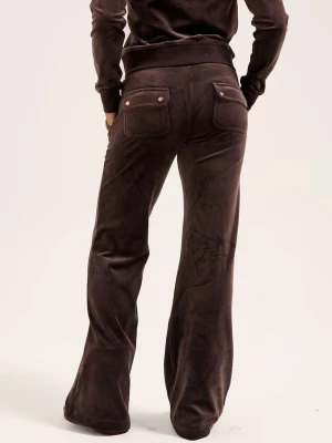 Brun juicy couture  - Jätte fin juicy sett. Koftan S byxorna XS. Jag är 170 cm och byxorna är perfekt längd, använt 2-3 gånger.