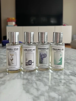 Oneboldchemist parfymer - Säljer 3 stycken parfymer. Bild 2, Angeli 23.0 inspirerad av killian angel share. Bild 3, Leblanc 24.0 inspirerad av pdm Layton. Bild 4, Pauling 19.0 inspirerad av lv pacific chill. Skriv till mig om ni är intresserade av att köpa en eller flera! Bättre pris vid köp av alla‼️ SÖRENSEN ÄR SÅLD