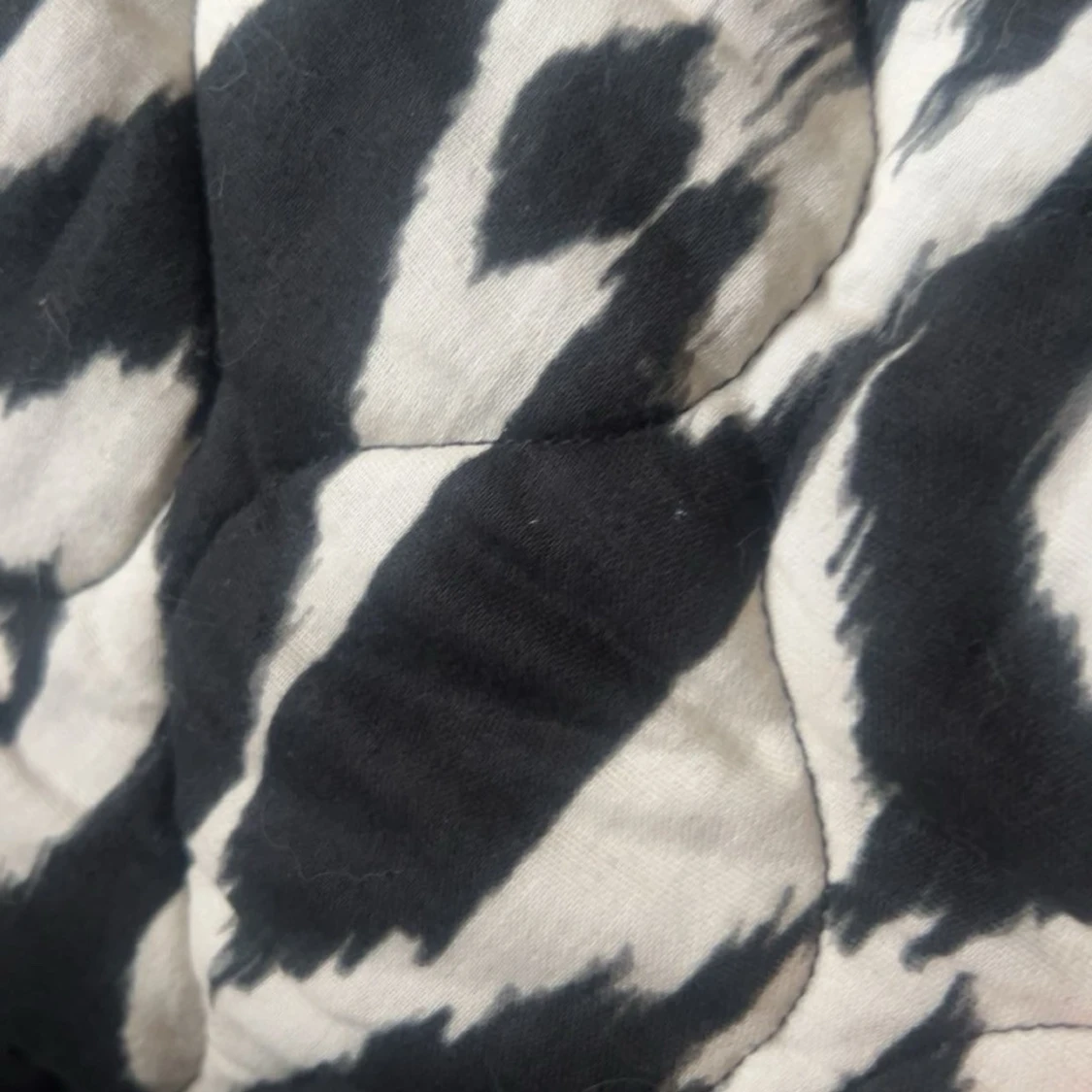 Svartvit quiltad jacka med mönster - 2