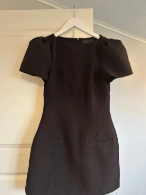 Superfin klänning - Trensings klänning, endast använd en gång. Inbydha shorts. Ljuset ligger lite konstigt på men klänningen är helsvart.