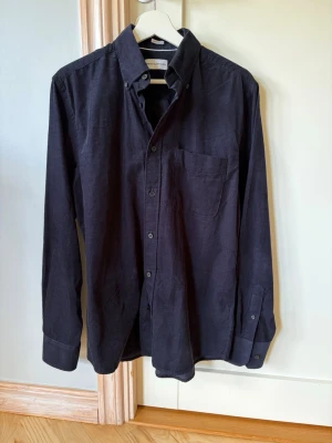 These glory days skjorta - Säljer en manchesterskjorta från these glory days. Aldrig använd så skicket är som nytt. Storlek S. Hör av er vid frågor!