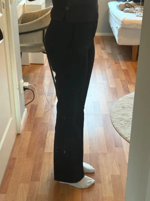 Kostymbyxor ifrån bikbok - Skitsnygga kostymbyxor ifrån bikbok, säljer då jag inte använder dom längre har bara använt dom några gånger. Det är inga defekter eller fläckar på dom. Dom är Mid-rise skriv gärna om du har några frågor 💕