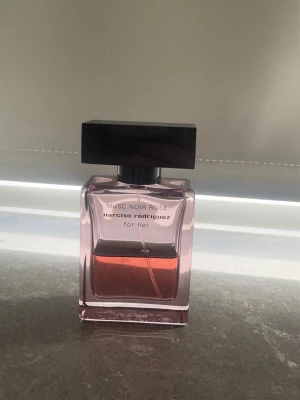 Narciso Rodriguez Musc Noir Rose For Her - Narciso Rodriguez Musc Noir Rose For Her 30 ml  Ni ser på bilden hur mycket som är kvar i flaskan 🌸