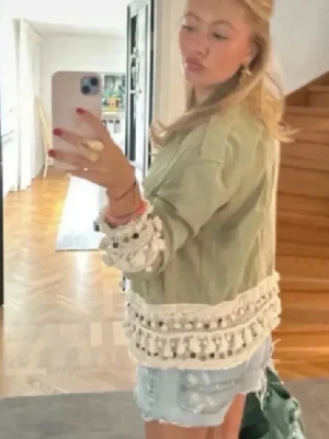 Trendig khakigrön kappa från Zara - Superfin khakigrön kappa med fransar från Zara! 