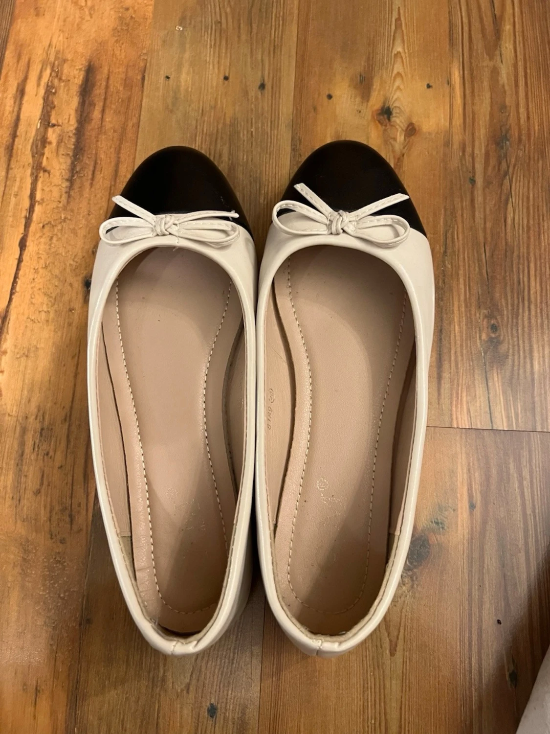 Beige ballerinaskor med svart tå - 4