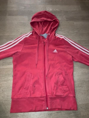 Adidas zip hoodie  - Lite sliten på ena ärmen 