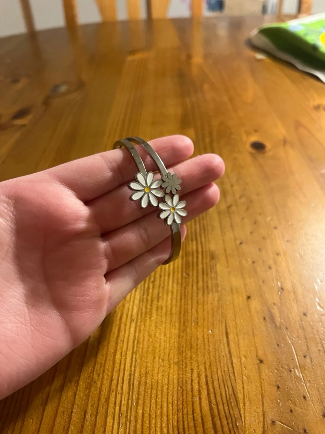 Silverfärgat armband med blommor - 1