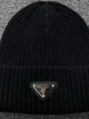 Svart Prada mössa  - Säljer en Svart Prada mössa. Kan gå ner i pris vid snabbköp 😁