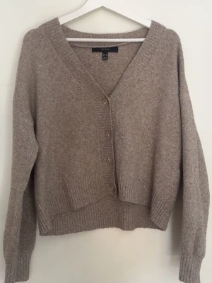 Stickad kofta Vero Moda - Jättesnygg brun/beige stickad kofta från Vero Moda i storlek XS🩷endast använd ett fåtal gånger🩷