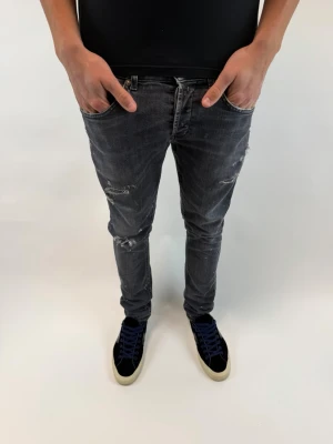 Dondup Jeans  - Dondup Jeans George! Trendigaste jeansen på marknaden.  Ny pris= 4000 kr Säljs för= 1199 kr  (Modellen har original slitningar från fabrik vilket är väldigt eftertraktat och populärt)
