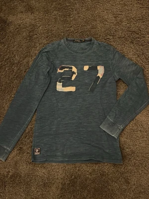 Ralph Lauren långärmad tröja  - Riktigt fet samt sällsynt långärmad tröja från Ralph Lauren. Väldigt bra passform. Storlek S
