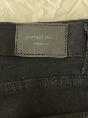 Svarta bootcut jeans från Gina Tricot - Fick verkligen inte till någon bra bild då min kamera ska få allt se smutsigt och fult ut MEN svarta bootcut jeans från Gina Tricot, modellen Perfect Jeans. Jeansen har låg/mid waist, utsvängda ben och stretchigt material! använda endast en gång så dom är bokstavligen helt nya🤏🏼